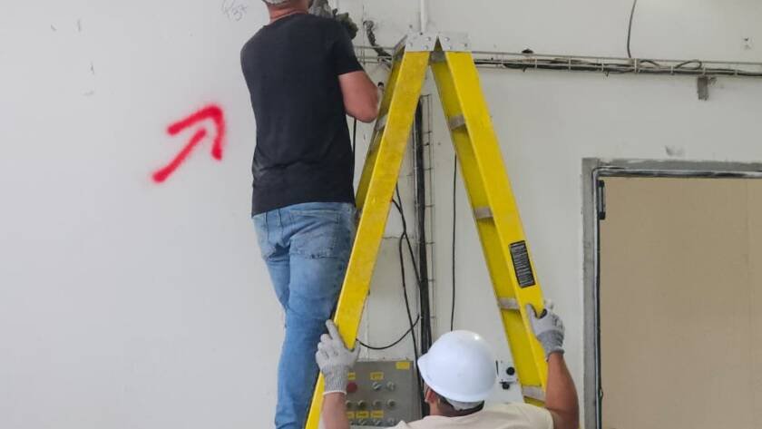 Inspeção técnica em estrutura de concreto deteriorada durante diagnóstico estrutural em complexo industrial.