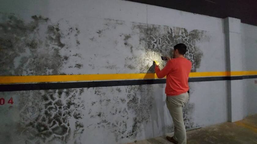 Engenheiro realizando diagnóstico técnico para investigação de infiltração em edifício