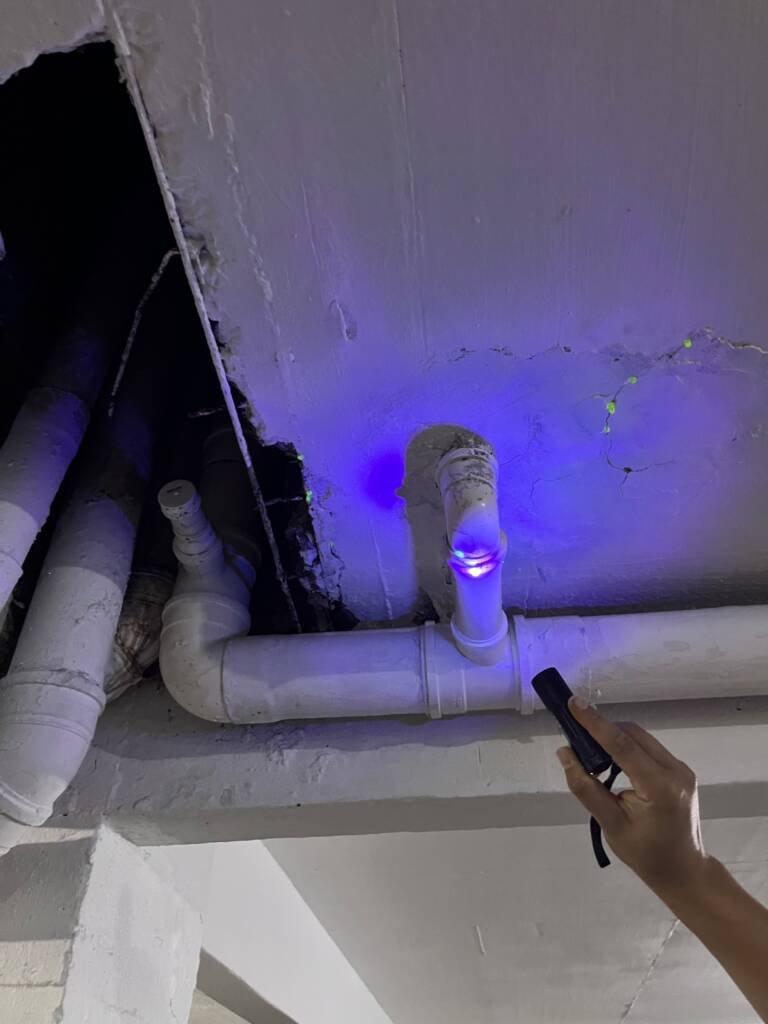 Engenheiro realizando diagnóstico técnico para investigação de infiltração em edifício