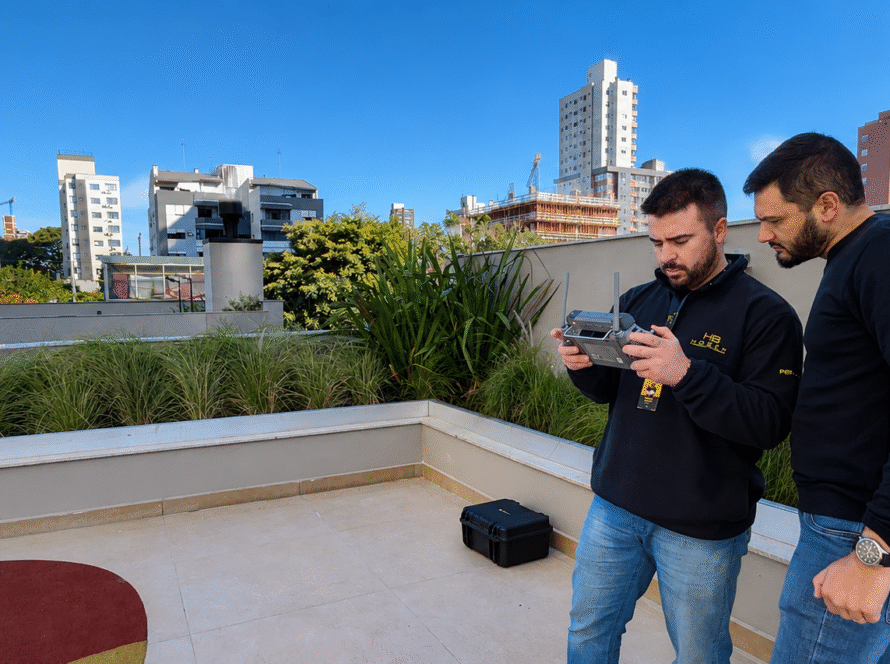 Inspeção técnica de fachada em condomínio realizada com drone