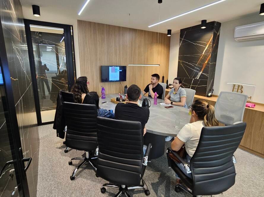 Engenheiros realizando reunião de apresentação da Inspeção ao condomínio.